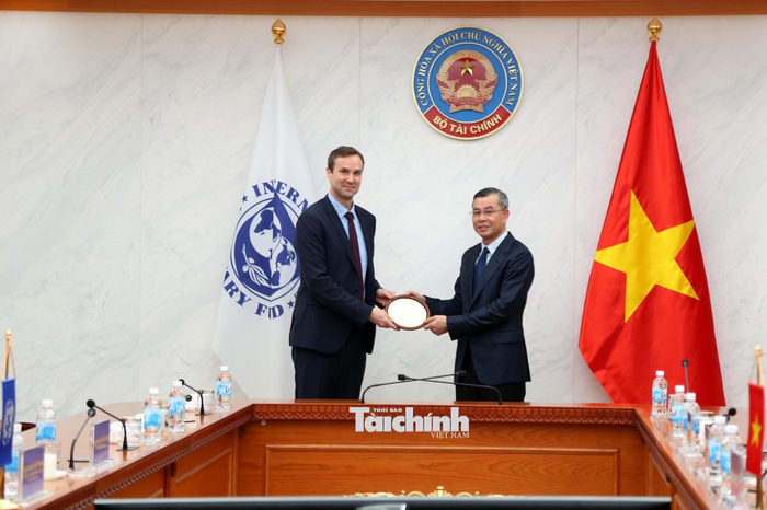 Bộ trưởng Ngô Văn Tuấn tặng quà lưu niệm tới ông Jochen Schmittmann - Trưởng Đại diện đương nhiệm của IMF tại Việt Nam, Campuchia và Lào. Ảnh: Đức Minh