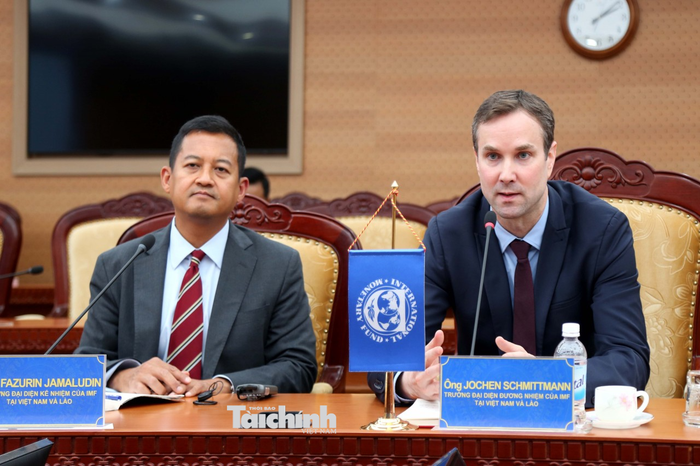  Ông Jochen Schmittmann - Trưởng Đại diện đương nhiệm IMF tại Việt Nam, Campuchia và Lào và ông Fazurin Jamaludin - Trưởng Đại diện kế nhiệm. Ảnh Đức Minh 