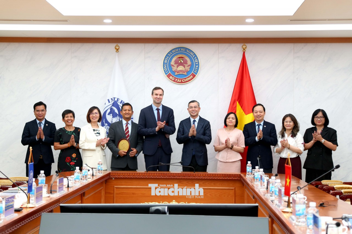 Bộ trưởng Ngô Văn Tuấn chụp hình lưu niệm với các đại biểu tại buổi tiếp. Ảnh: Đức Minh