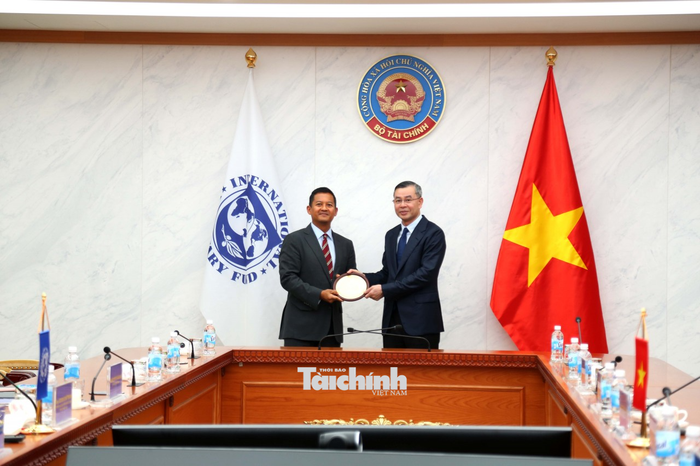 Bộ trưởng Ngô Văn Tuấn tặng quà lưu niệm cho Trưởng Đại diện kế nhiệm IMF tại Việt Nam, Campuchia và Lào. Ảnh: Đức Minh