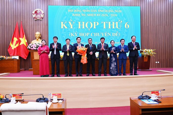 Các đồng chí lãnh đạo Tỉnh ủy, HĐND, UBND, UBMTTQVN tỉnh tặng hoa chúc mừng tân Chủ tịch UBND tỉnh Quảng Ngãi. Ảnh Nguyễn Đăng Lâm