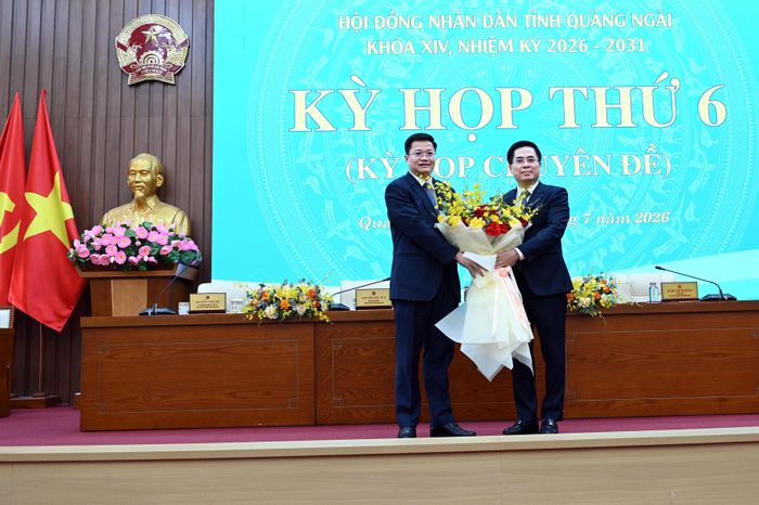Ông Nguyễn Hoàng Giang, nguyên Chủ tịch UBND tỉnh, Phó Trưởng Ban Chính sách, Chiến lược Trung ương tặng hoa chúc mừng tân Chủ tịch UBND tỉnh Quảng Ngãi Nguyễn Đức Tâm. Ảnh Nguyễn Đăng Lâm