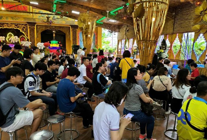 Đông đảo Phật tử, người dân và các bạn trẻ tham dự chương trình buffet chay miễn phí, cùng lan tỏa tinh thần sẻ chia và kết nối cộng đồng. Ảnh: Đức Linh.