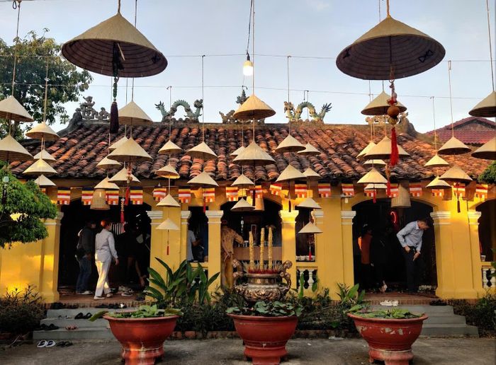 Không gian thanh tịnh trước chánh điện Chùa Phước Tường với kiến trúc cổ kính, nơi lưu giữ nhiều giá trị nghệ thuật và tâm linh qua gần ba thế kỷ. Ảnh: Tường Quang.