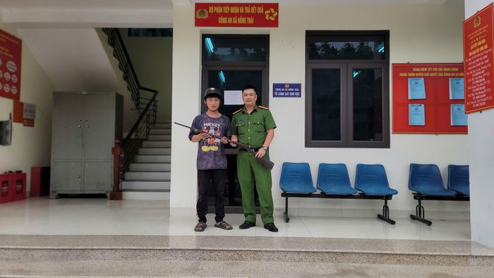 Công an xã Hồng Thái vận động thu hồi súng tự chế trong dân