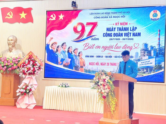 Đồng chí Lưu Xuân Dũng - Chủ tịch Công đoàn xã Ngọc Hồi trình bày diễn văn tại hội nghị