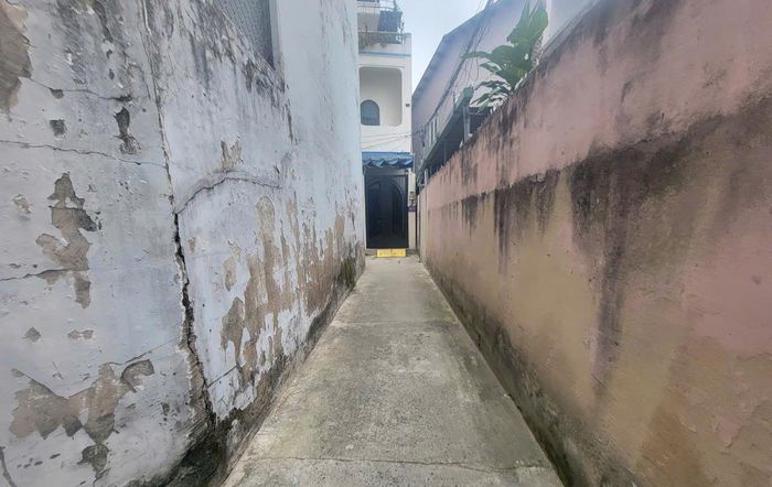 Bên trong các tuyến hẻm nhỏ còn nhiều nhà dân sinh sống. Ảnh: Quang Phương