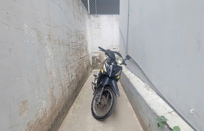 Phần lớn các tuyến đường, tuyến hẻm không bảo đảm điều kiện PCCC đều có bề rộng khá nhỏ, chỉ vừa một chiếc xe máy di chuyển. Trong ảnh, tuyến hẻm số 480 đường Nguyễn Thị Định, phường Cát Lái. Ảnh: Quang Phương