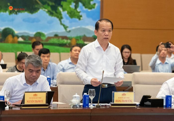 Bộ trưởng Bộ Tư pháp Hoàng Thanh Tùng trình bày tờ trình dự án Luật Phát triển đô thị