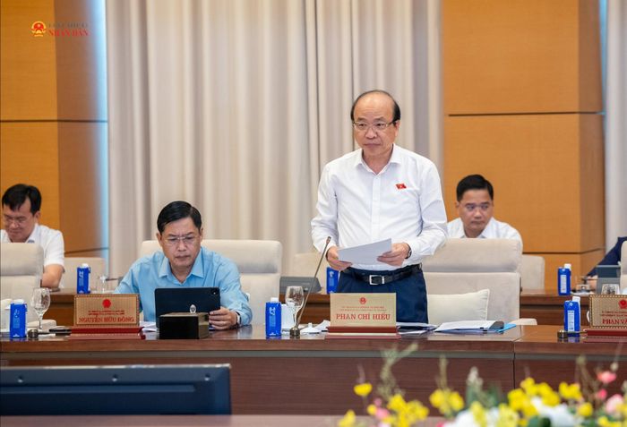 Chủ nhiệm Ủy ban Pháp luật và Tư pháp Phan Chí Hiếu trình bày báo cáo thẩm tra sơ bộ dự án Luật