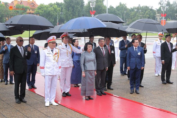 Chủ tịch Quốc hội Vương quốc Campuchia Samdech Khuon Sudary, Đoàn đại biểu cấp cao Campuchia và các đại biểu đặt vòng hoa, vào Lăng viếng Chủ tịch Hồ Chí Minh