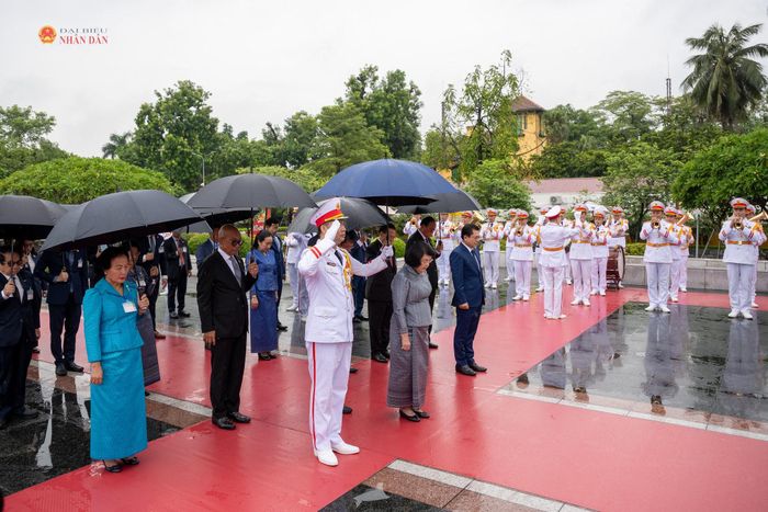 Chủ tịch Quốc hội Vương quốc Campuchia Samdech Khuon Sudary và Đoàn đại biểu cấp cao Campuchia đặt hoa tưởng niệm các anh hùng liệt sĩ tại Đài tưởng niệm các anh hùng liệt sĩ trên đường Bắc Sơn