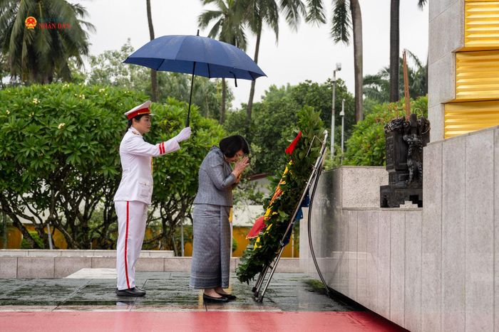 Chủ tịch Quốc hội Vương quốc Campuchia Samdech Khuon Sudary đặt hoa tưởng niệm các anh hùng liệt sĩ tại Đài tưởng niệm các anh hùng liệt sĩ trên đường Bắc Sơn
