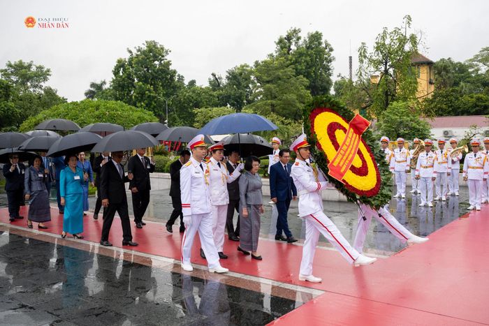 Chủ tịch Quốc hội Vương quốc Campuchia Samdech Khuon Sudary và Đoàn đại biểu cấp cao Campuchia đặt hoa tưởng niệm các anh hùng liệt sĩ tại Đài tưởng niệm các anh hùng liệt sĩ trên đường Bắc Sơn