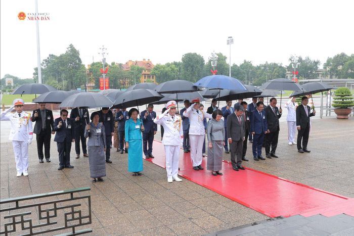 Chủ tịch Quốc hội Vương quốc Campuchia Samdech Khuon Sudary, Đoàn đại biểu cấp cao Campuchia và các đại biểu đặt vòng hoa, vào Lăng viếng Chủ tịch Hồ Chí Minh