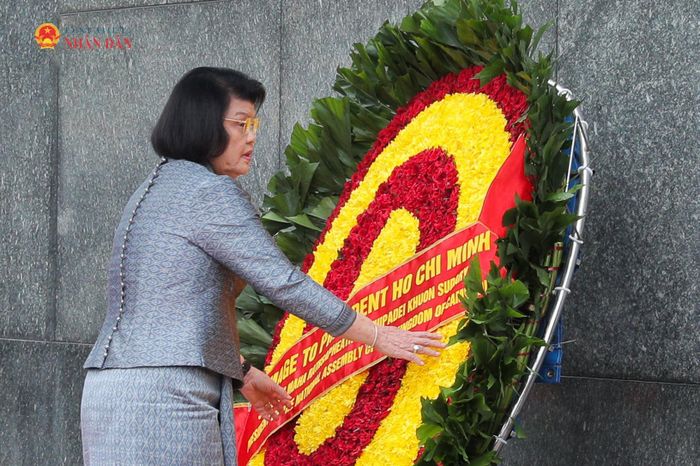 Chủ tịch Quốc hội Vương quốc Campuchia Samdech Khuon Sudary đặt vòng hoa, vào Lăng viếng Chủ tịch Hồ Chí Minh