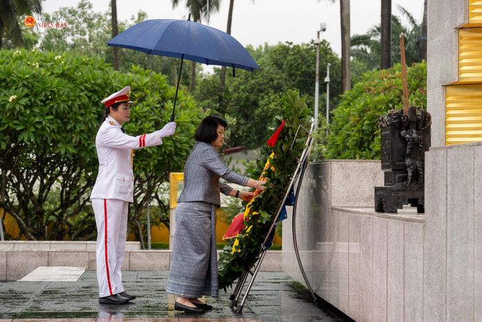 Chủ tịch Quốc hội Vương quốc Campuchia Samdech Khuon Sudary đặt hoa tưởng niệm các anh hùng liệt sĩ tại Đài tưởng niệm các anh hùng liệt sĩ trên đường Bắc Sơn