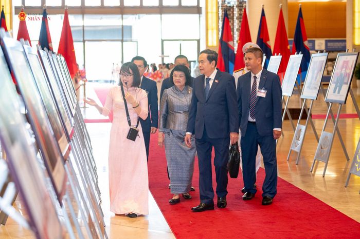 Chủ tịch Quốc hội Trần Thanh Mẫn và Chủ tịch Quốc hội Vương quốc Campuchia Samdech Khuon Sudary tham quan triển lãm ảnh về quan hệ hữu nghị Việt Nam - Campuchia