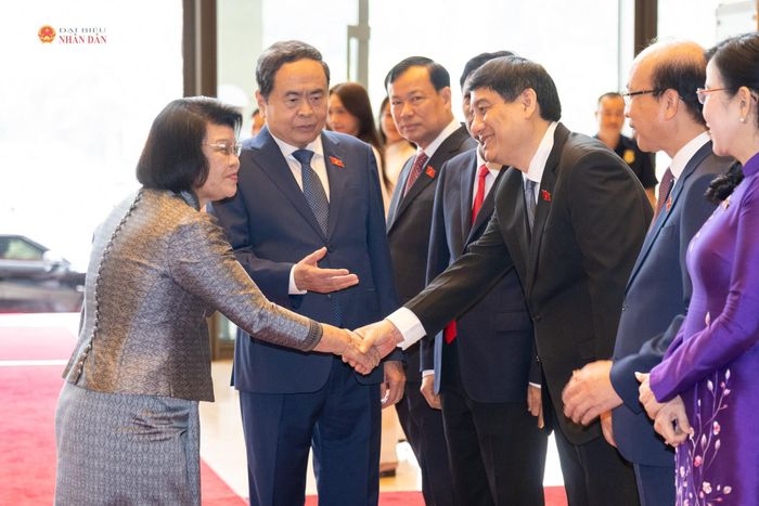 Chủ tịch Quốc hội Trần Thanh Mẫn giới thiệu với Chủ tịch Quốc hội Vương quốc Campuchia Samdech Khuon Sudary về thành viên Đoàn đại biểu Việt Nam