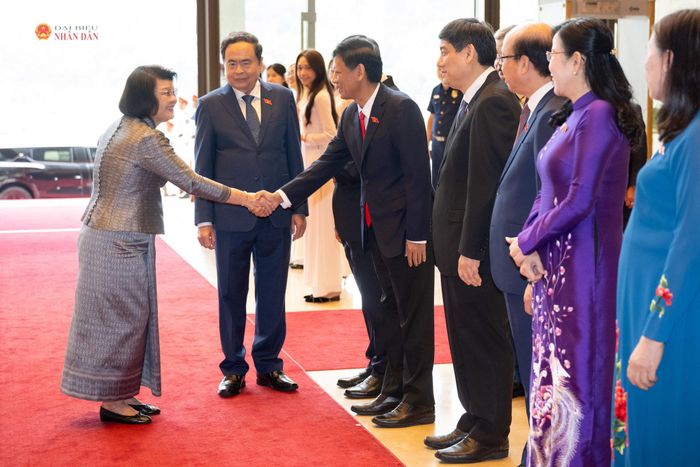 Chủ tịch Quốc hội Trần Thanh Mẫn giới thiệu với Chủ tịch Quốc hội Vương quốc Campuchia Samdech Khuon Sudary về thành viên Đoàn đại biểu Việt Nam