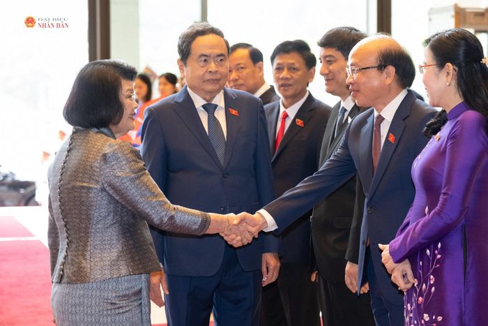 Chủ tịch Quốc hội Trần Thanh Mẫn giới thiệu với Chủ tịch Quốc hội Vương quốc Campuchia Samdech Khuon Sudary về thành viên Đoàn đại biểu Việt Nam