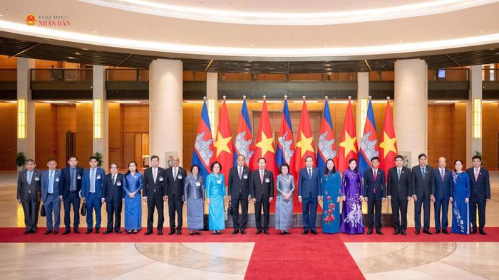Chủ tịch Quốc hội Trần Thanh Mẫn, Chủ tịch Quốc hội Vương quốc Campuchia Samdech Khuon Sudary và các đại biểu