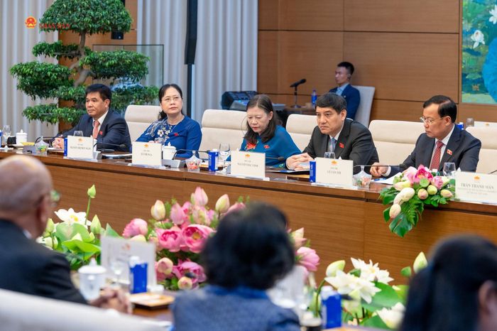 Các đại biểu tham dự hội đàm
