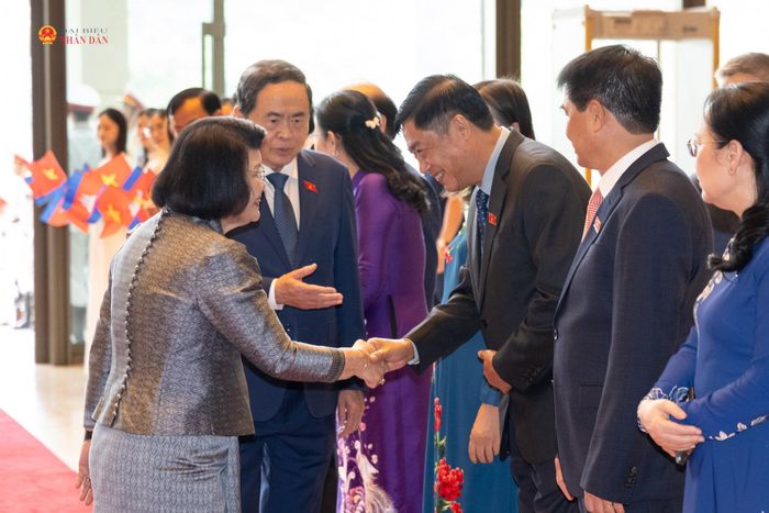 Chủ tịch Quốc hội Trần Thanh Mẫn giới thiệu với Chủ tịch Quốc hội Vương quốc Campuchia Samdech Khuon Sudary về thành viên Đoàn đại biểu Việt Nam