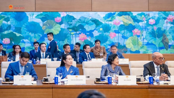 Các đại biểu tham dự hội đàm