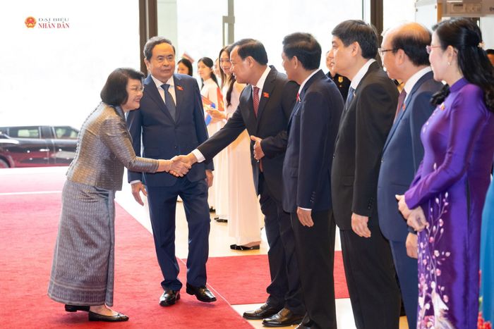 Chủ tịch Quốc hội Trần Thanh Mẫn giới thiệu với Chủ tịch Quốc hội Vương quốc Campuchia Samdech Khuon Sudary về thành viên Đoàn đại biểu Việt Nam