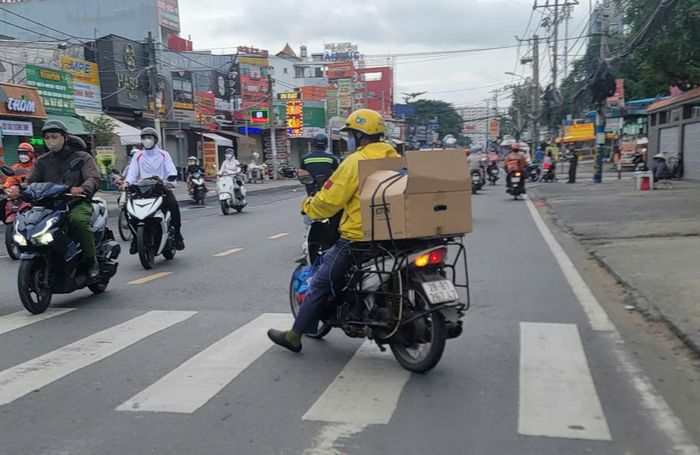 Xe công nghệ thực hiện giao hàng hóa trên địa bàn TP. Hồ Chí Minh. Ảnh: Quang Phương