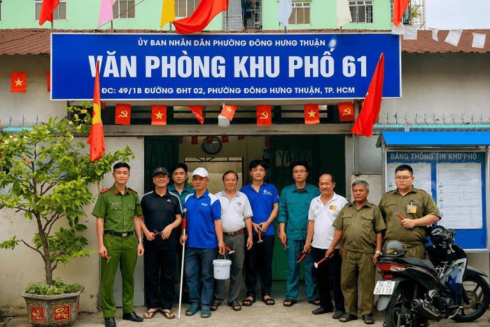Công an phường Đông Hưng Thuận phối hợp với các lực lượng tổ chức ra quân xóa quảng cáo bẩn