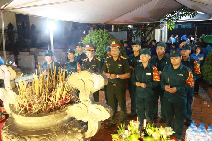 Giữa không gian trầm mặc của nghĩa trang, tiếng nhạc "Hồn tử sĩ" vang lên, mỗi đại biểu lặng im trong giây phút tưởng niệm.