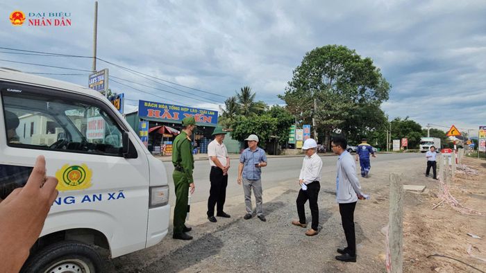 Cơ quan chức năng tỉnh Quảng Trị tổ chức lực lượng bảo vệ và tiến hành rào chắn đóng điểm "đen" vi phạm trên tuyến Quốc lộ 9
