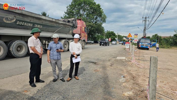 Theo dự kiến, trong ngày 28/7 toàn bộ cọc hộ lan rào chắn điểm "đen" về giao thông do người dân tự ý mở, san lấp mặt bằng vi phạm hành lang đường bộ trên tuyến QL 9 sẽ được đóng hoàn tất.