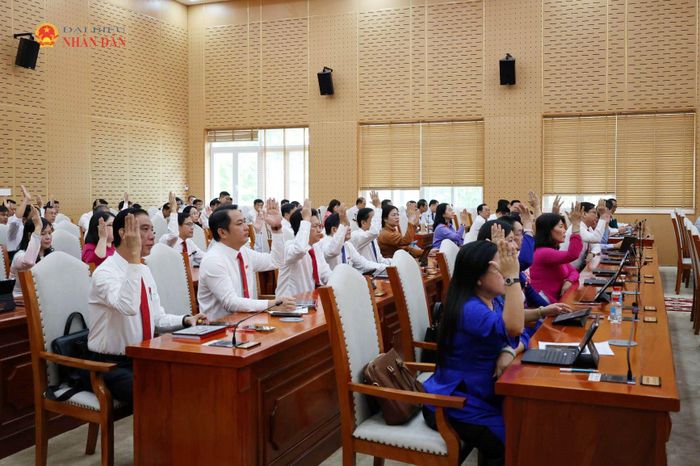 Các đại biểu thông qua chương trình kỳ họp