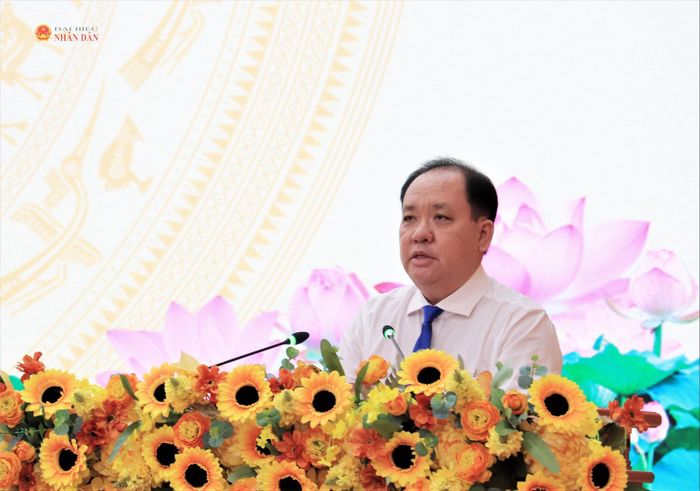Phó Chủ tịch Thường trực UBND tỉnh An Giang Nguyễn Thanh Phong báo cáo kết quả phát triển kinh tế - xã hội 6 tháng đầu năm