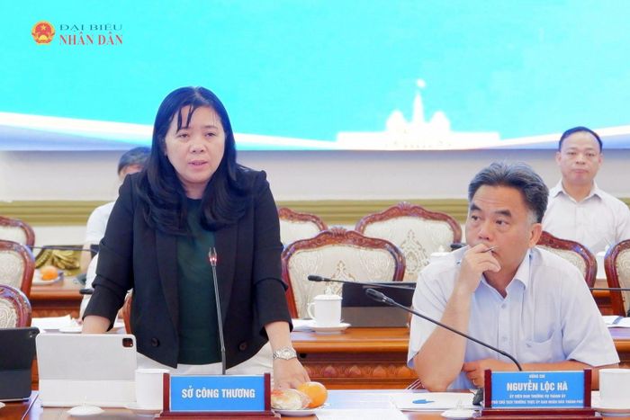 Phó Giám đốc Sở Công thương TP. Hồ Chí Minh Nguyễn Thị Kim Ngọc báo cáo tại cuộc làm việc