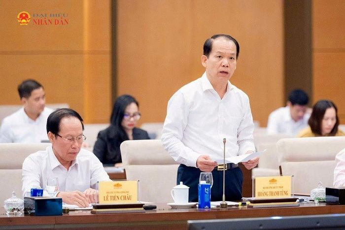 Bộ trưởng Bộ Tư pháp Hoàng Thanh Tùng trình bày Tờ trình dự án Luật. Ảnh: Hồ Long