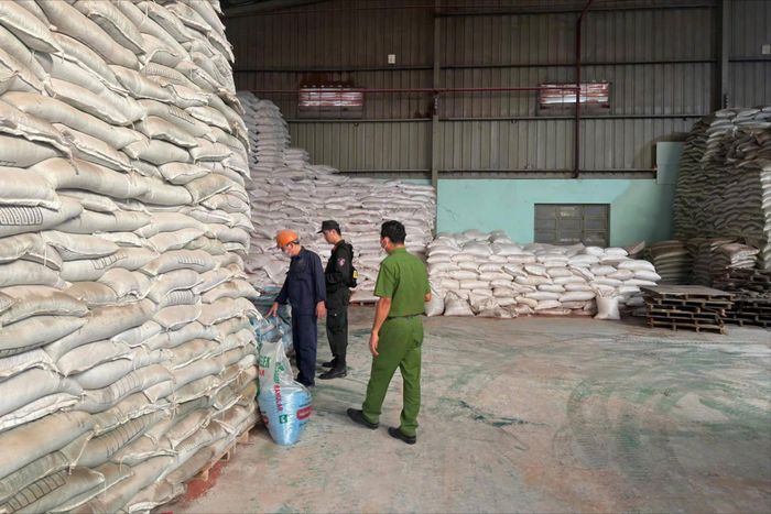 Công an tỉnh Tây Ninh kiểm tra kho phân bón giả