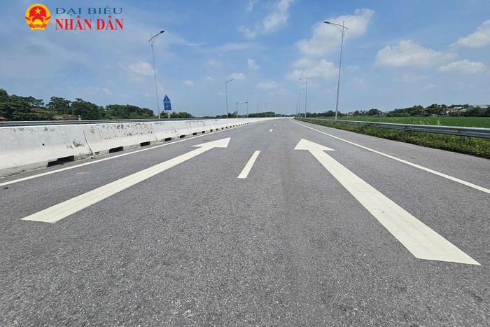 Trên toàn tuyến, hệ thống lan can, biển báo, đèn chiếu sáng, tín hiệu giao thông và hộ lan mềm được lắp đặt đồng bộ, tăng cường an toàn giao thông