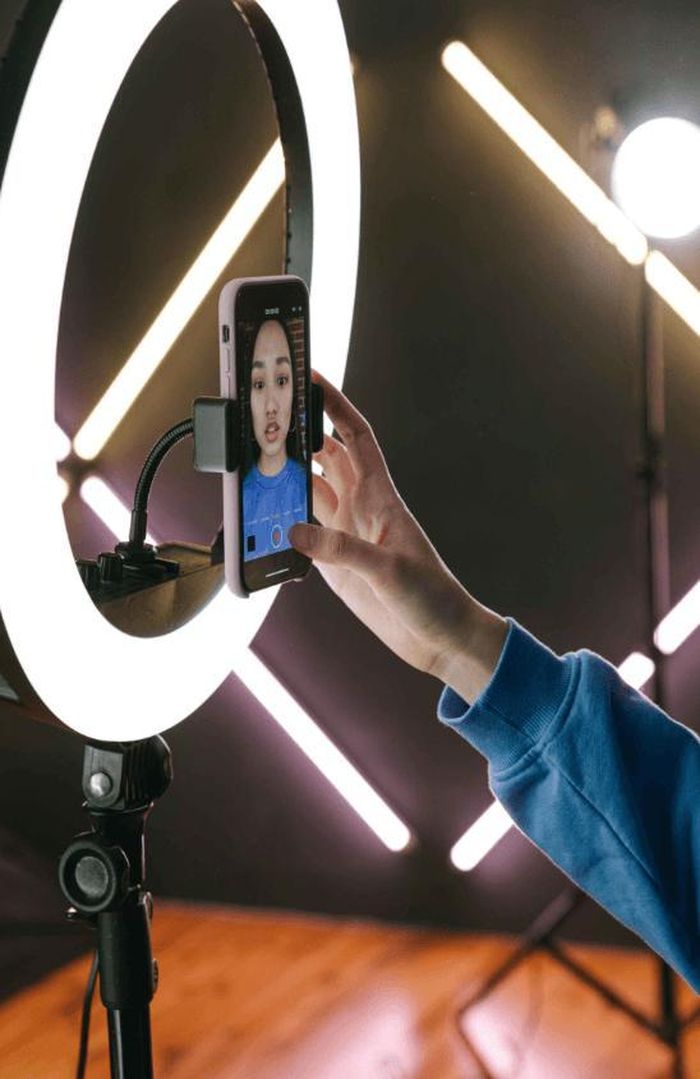 Hiện có hàng trăm triệu người trên thế giới tạo ra thu nhập thông qua các nền tảng như TikTok, YouTube, Instagram và podcast