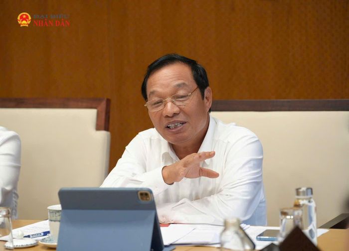 Phó Bí thư Thành ủy, Chủ tịch HĐND thành phố Lê Văn Hiệu phát biểu tại thảo luận tổ. Ảnh: Nguyễn Ánh