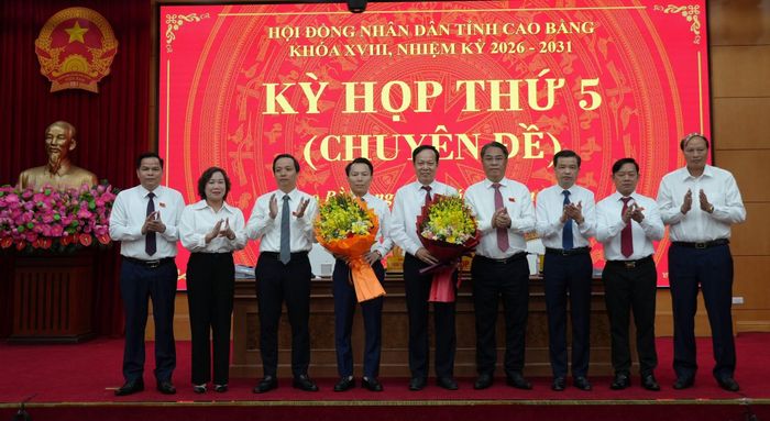 Lãnh đạo tỉnh chúc mừng đại biểu được bầu giữ chức Phó Chủ tịch UBND tỉnh và đại biểu thôi chức danh Phó Chủ tịch UBND tỉnh do chuyển công tác khác