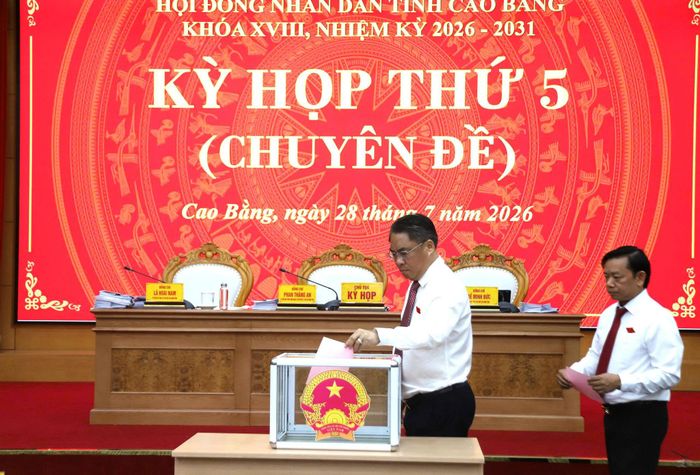 Các đại biểu bỏ phiếu bầu bổ sung chức danh Phó Chủ tịch UBND tỉnh nhiệm kỳ 2026-2031