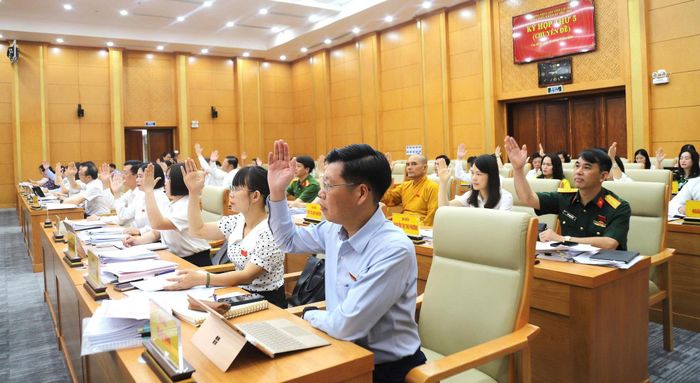 Các đại biểu tiến hành biểu quyết thông qua nghị quyết trình tại kỳ họp