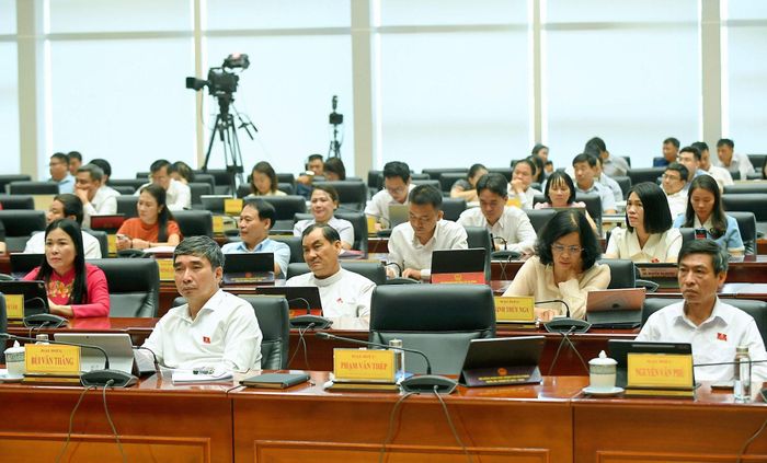 Các đại biểu HĐND thành phố dự phiên chất vấn và trả lời chất vấn tại kỳ họp. Ảnh: Thành Chung