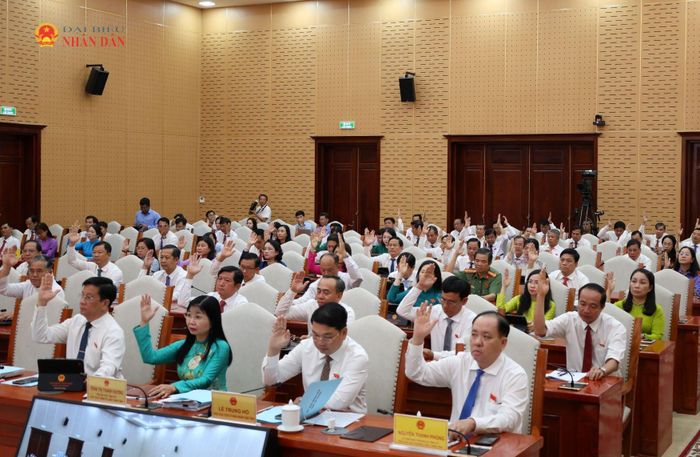 Đại biểu HĐND tỉnh An Giang biểu quyết thông qua nghị quyết