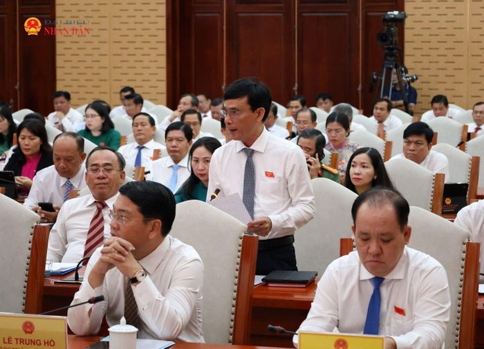 Đại biểu Phạm Văn Màu chất vấn về thu gom và xử lý rác thải sinh hoạt