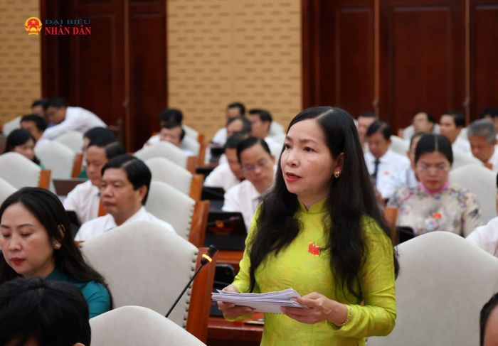 Đại biểu Nguyễn Thị Hồng Phượng chất vấn về các chính sách hỗ trợ cho cán bộ cấp xã khi thực hiện chính quyền địa phương 2 cấp